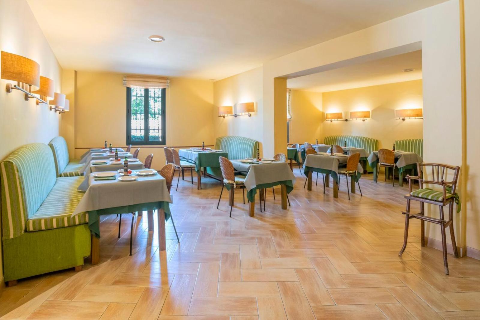 Apartaments Suites Sant Jordi Montbrió del Camp Kültér fotó