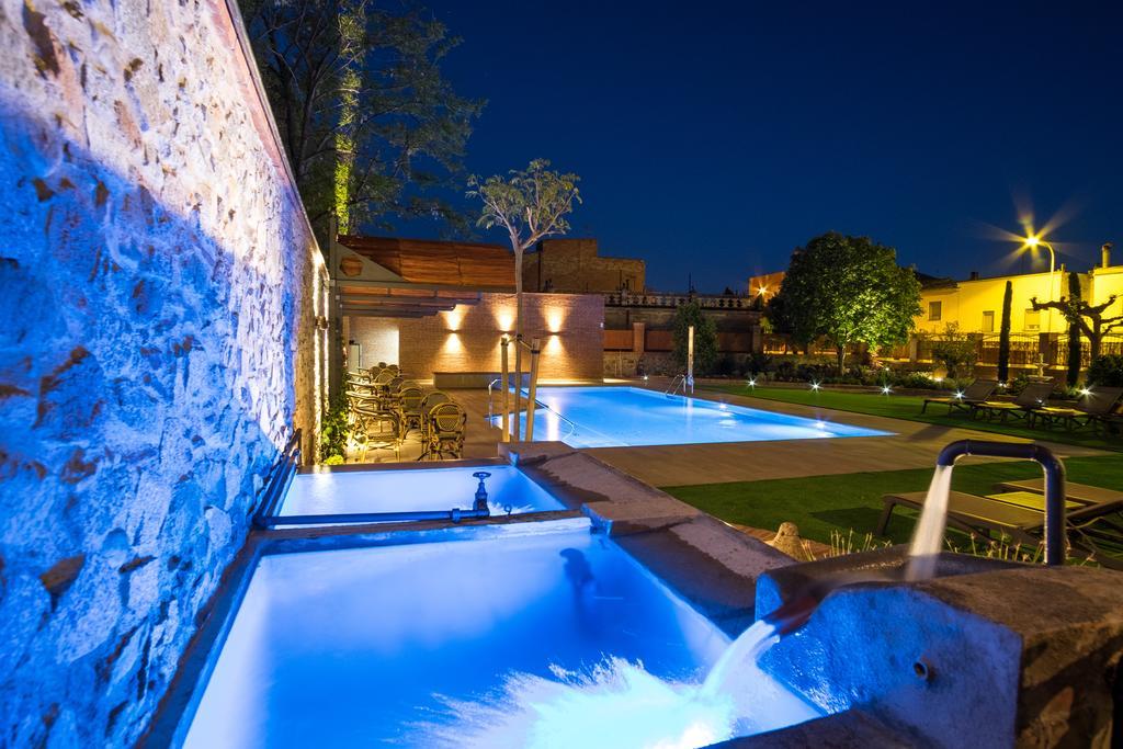 Apartaments Suites Sant Jordi Montbrió del Camp Kültér fotó