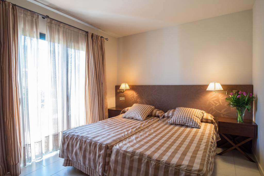 Apartaments Suites Sant Jordi Montbrió del Camp Kültér fotó