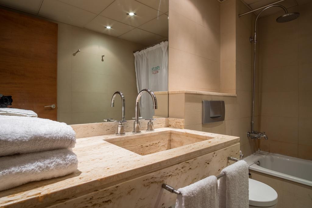 Apartaments Suites Sant Jordi Montbrió del Camp Kültér fotó