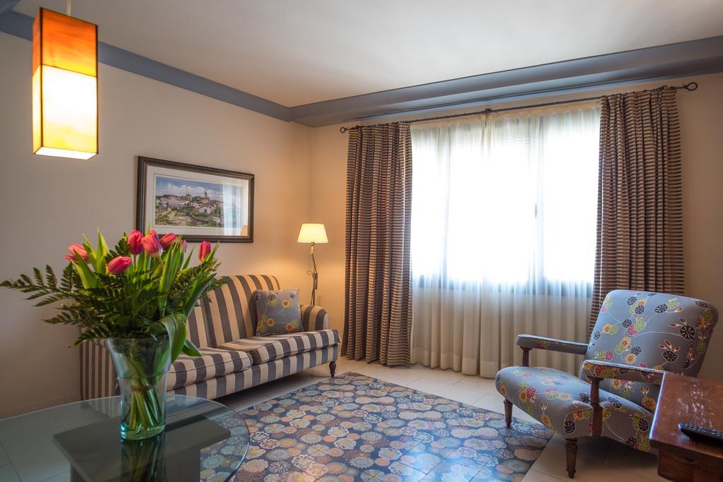 Apartaments Suites Sant Jordi Montbrió del Camp Kültér fotó
