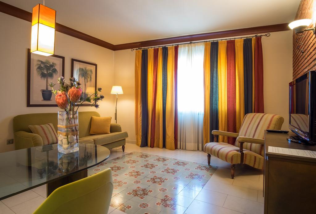 Apartaments Suites Sant Jordi Montbrió del Camp Kültér fotó