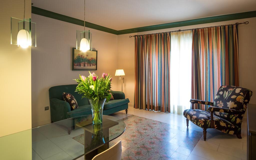 Apartaments Suites Sant Jordi Montbrió del Camp Kültér fotó