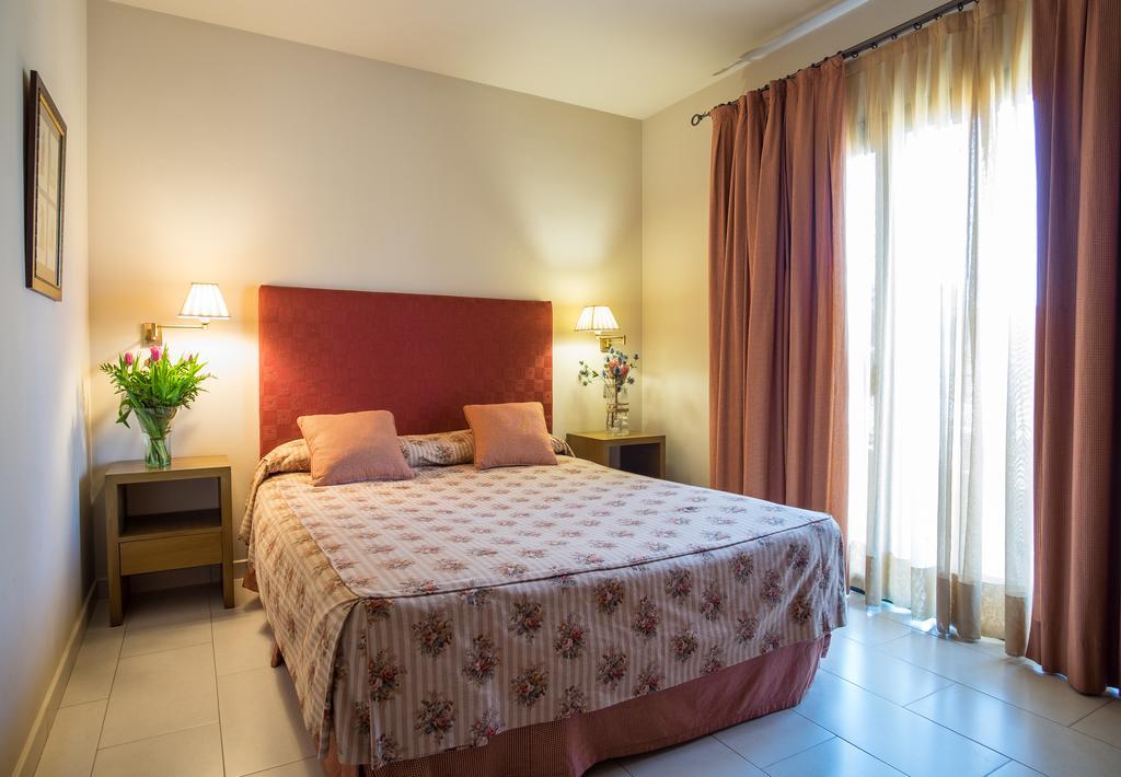Apartaments Suites Sant Jordi Montbrió del Camp Kültér fotó