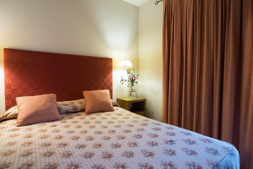 Apartaments Suites Sant Jordi Montbrió del Camp Kültér fotó