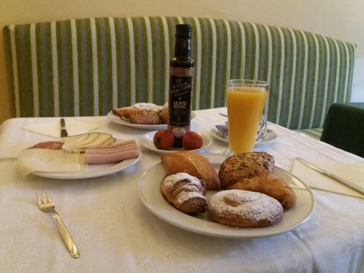 Apartaments Suites Sant Jordi Montbrió del Camp Kültér fotó