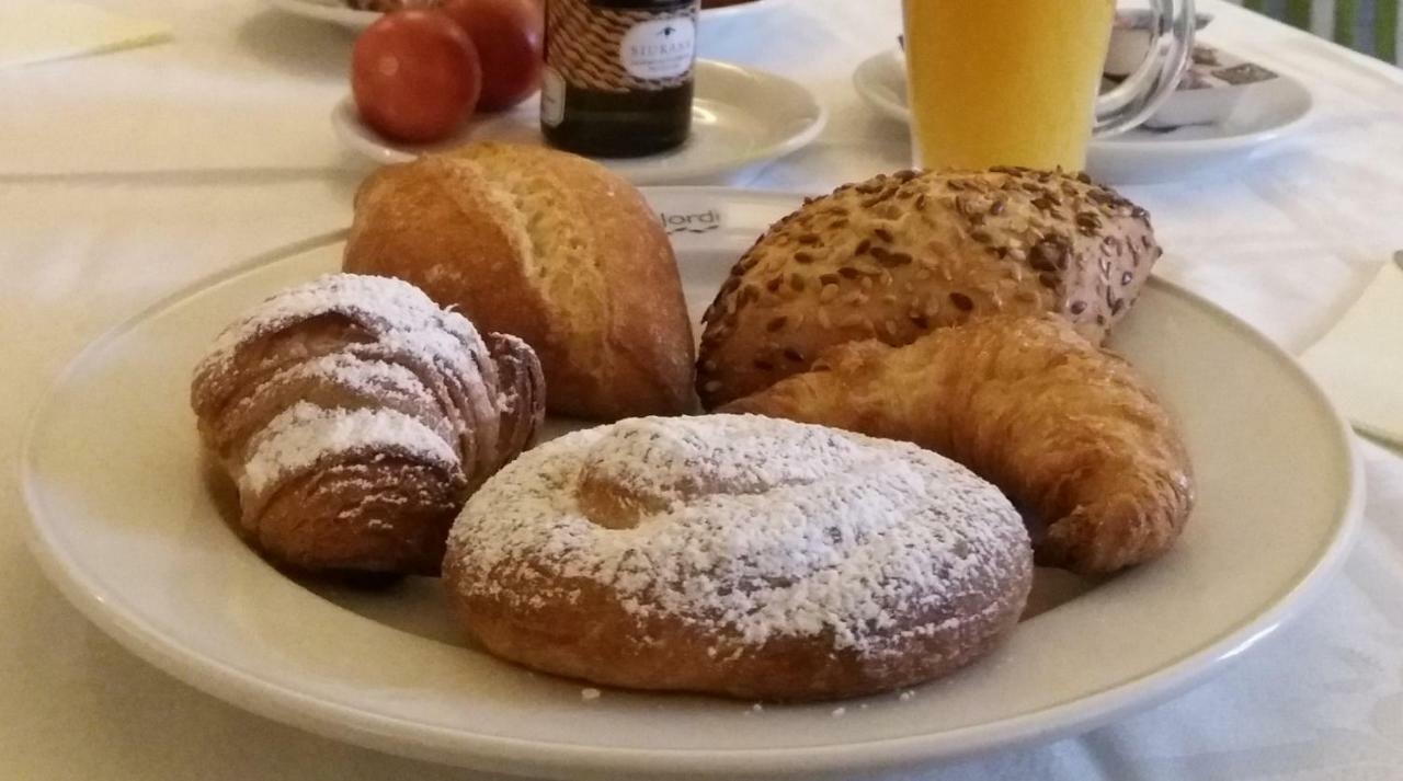 Apartaments Suites Sant Jordi Montbrió del Camp Kültér fotó